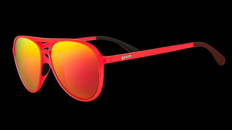 Vue de trois quarts d'angle de lunettes de soleil d'aviateur rouges avec des verres miroirs rouge vif et des prises de nez et d'oreilles en silicone noir.