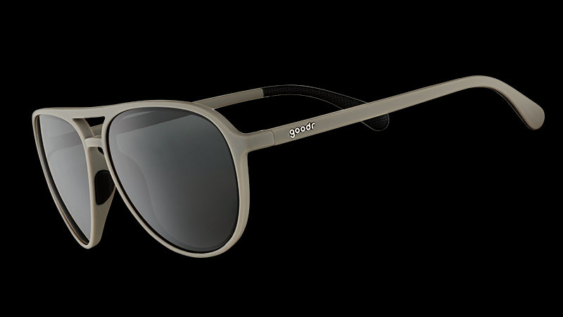 Vue de trois quarts d'angle de lunettes de soleil aviateur gris mat avec des verres noirs non réfléchissants sur un fond blanc.