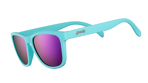 Vue de trois quarts d'angle de lunettes de soleil bleues avec des verres réfléchissants violets polarisés.