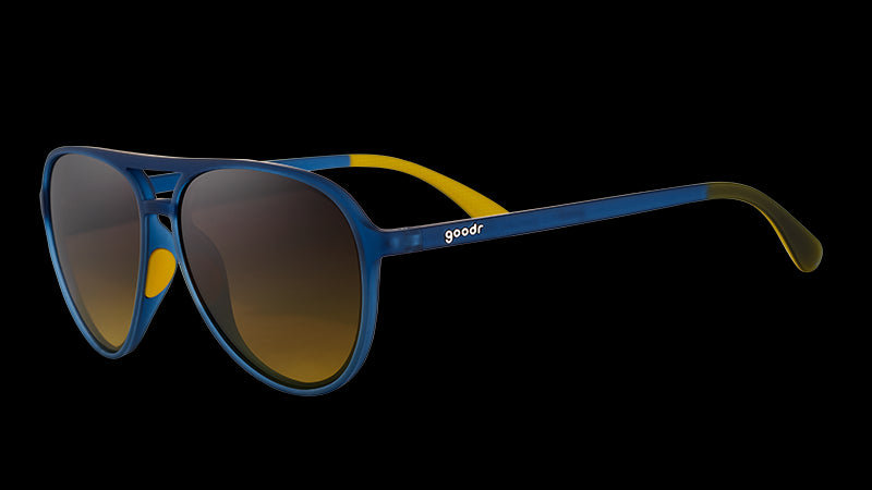 Vue de trois quarts d'angle de lunettes de soleil aviateur bleu marine avec des verres dégradés ambre foncé.