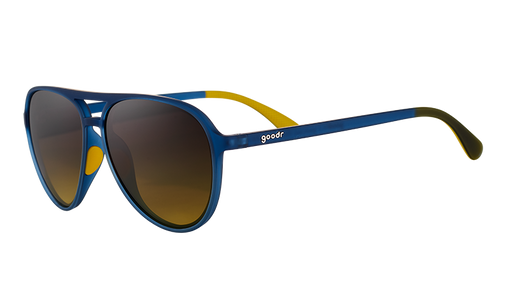 Vue de trois quarts d'angle de lunettes de soleil aviateur bleu marine avec des verres dégradés ambre foncé.