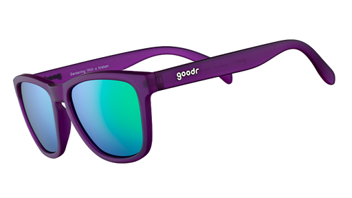 Vue de trois quarts d'angle de lunettes de soleil de forme carrée avec des montures violettes et des verres polarisants verts réfléchissants.