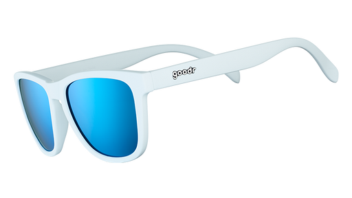 Vue de trois quarts d'angle de lunettes de soleil blanches à monture carrée avec des verres polarisants réfléchissants bleus.