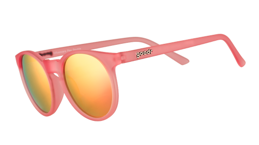 Vue de trois quarts d'angle de lunettes de soleil rondes roses avec des verres polarisants miroirs roses.