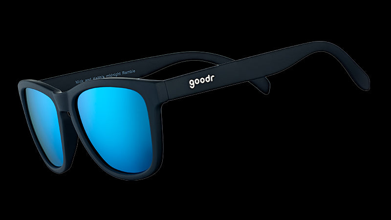 Vue de trois quarts d'angle de lunettes de soleil noires de forme carrée avec des verres bleus polarisants et réfléchissants.