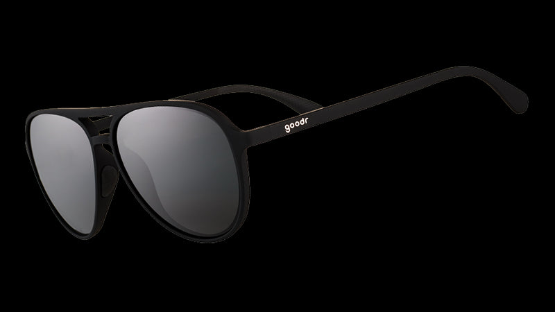 Vue de trois quarts d'angle de lunettes de soleil aviateur noires avec des verres noirs non réfléchissants.