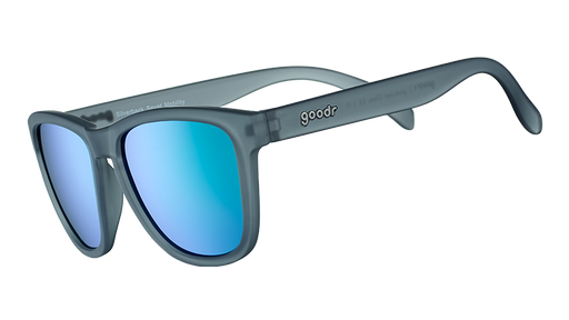 Vue de trois quarts d'angle de verres solaires de forme carrée avec une monture translucide grise et des lentilles réfléchissantes vertes.