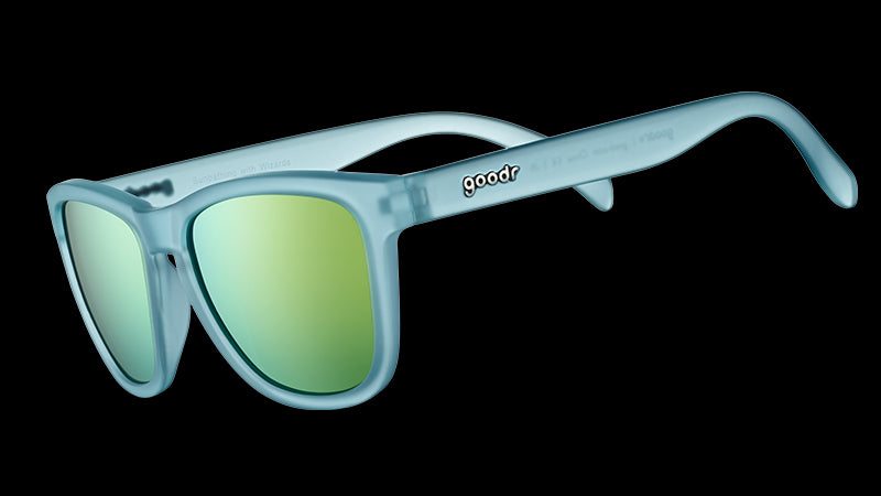 Vue de trois quarts d'angle de lunettes de soleil de forme carrée avec des montures translucides bleu clair et des verres réfléchissants dorés.