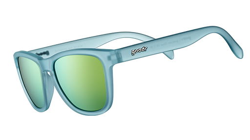 Vue de trois quarts d'angle de lunettes de soleil de forme carrée avec des montures translucides bleu clair et des verres réfléchissants dorés.