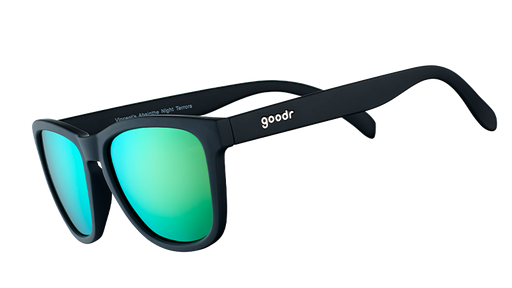 Vue de trois quarts d'angle de lunettes de soleil noires de forme carrée avec des verres verts miroités.