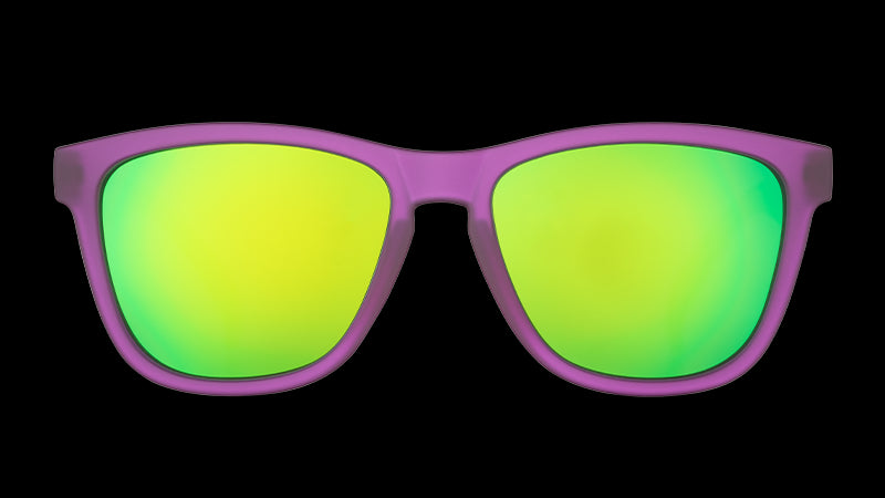 Vue frontale de lunettes de soleil violettes de forme carrée avec des verres réfléchissants verts polarisés.