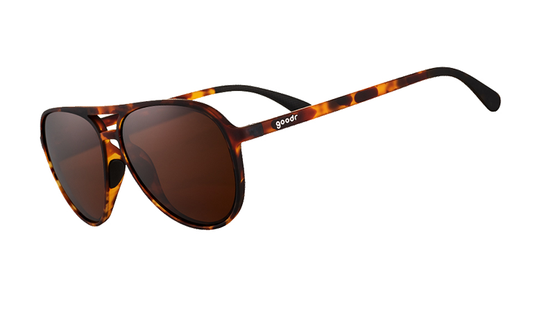 Vue de trois quarts d'angle de lunettes de soleil aviateur en écaille marron avec des verres non réfléchissants marron sur fond blanc.