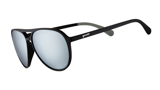 Vue de trois quarts d'angle de lunettes de soleil d'aviateur avec des montures noires et des verres chromés réfléchissants sur un fond blanc.