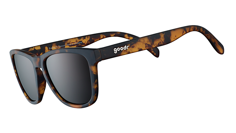 Vue de trois quarts d'angle de lunettes de soleil carrées en écaille de tortue marron avec des verres non réfléchissants marron sur fond blanc. 