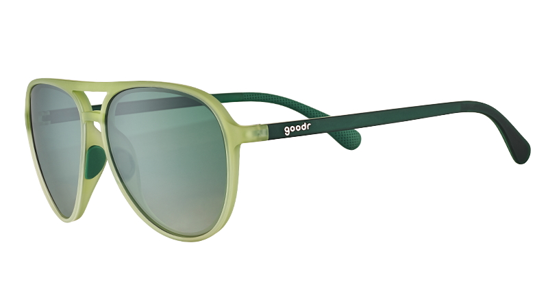 Vue de trois quarts d'angle de lunettes de soleil d'aviateur translucides vert cadet avec des verres verts dégradés et des branches vertes foncées.
