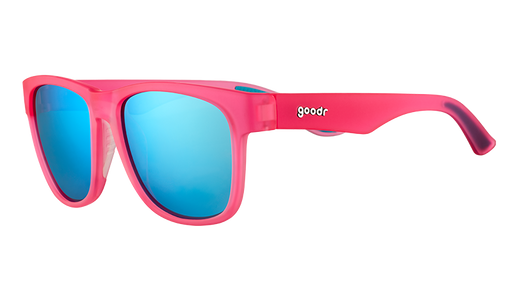 Vue de trois quarts d'angle de lunettes de soleil roses de forme carrée et à large monture, avec des verres réfléchissants bleus.