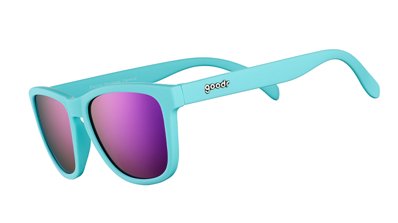 Vue de trois quarts d'angle de lunettes de soleil bleues avec des verres réfléchissants violets polarisés.