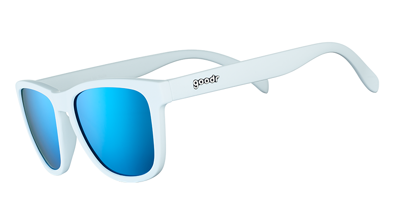 Vue de trois quarts d'angle de lunettes de soleil blanches à monture carrée avec des verres polarisants réfléchissants bleus.