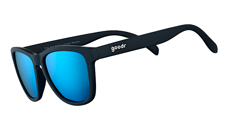 Vue de trois quarts d'angle de lunettes de soleil noires de forme carrée avec des verres bleus polarisants et réfléchissants.