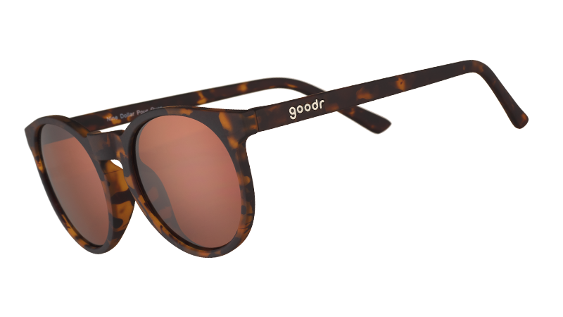Vue de trois quarts d'angle de lunettes de soleil rondes en écaille de tortue marron avec des verres non réfléchissants en forme de cercle marron.