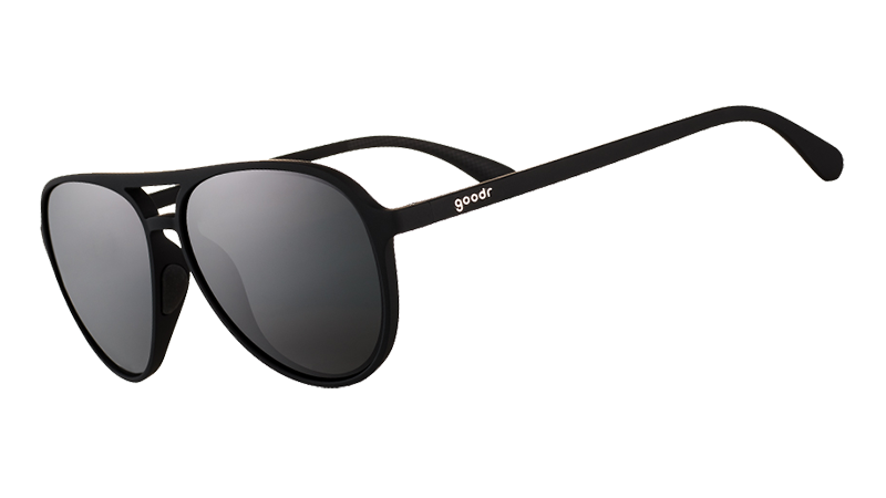 Vue de trois quarts d'angle de lunettes de soleil aviateur noires avec des verres noirs non réfléchissants.