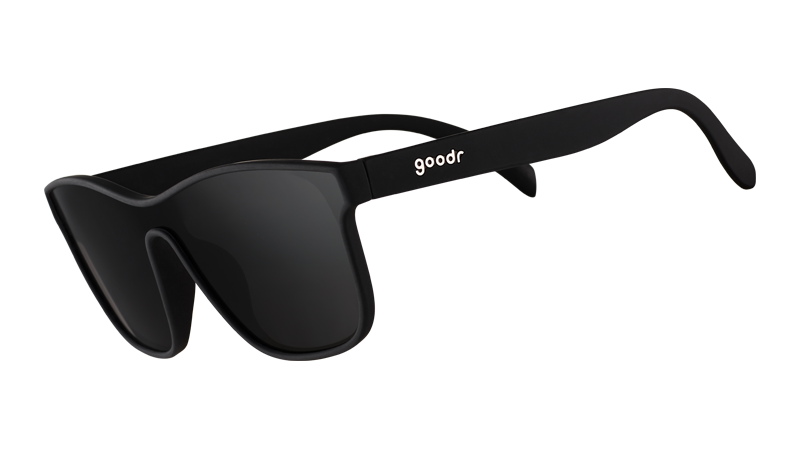 Vue de trois quarts d'angle de lunettes de soleil noires d'allure futuriste avec un verre plat noir non réfléchissant.