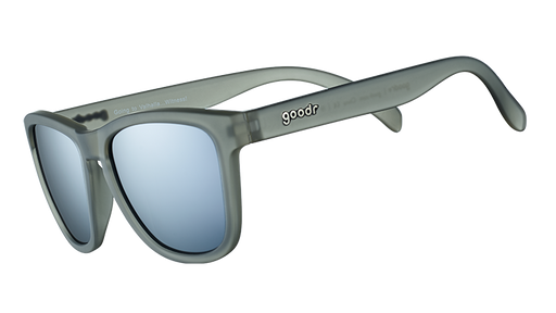 Vue de trois quarts d'angle de lunettes de soleil grises de forme carrée avec des verres gris polarisés.