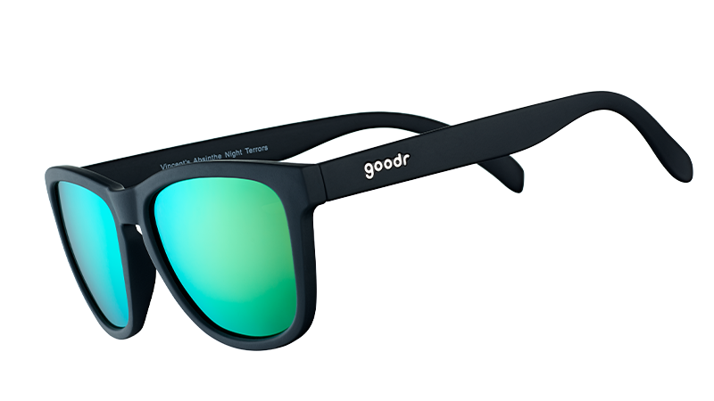 Vue de trois quarts d'angle de lunettes de soleil noires de forme carrée avec des verres verts miroités.