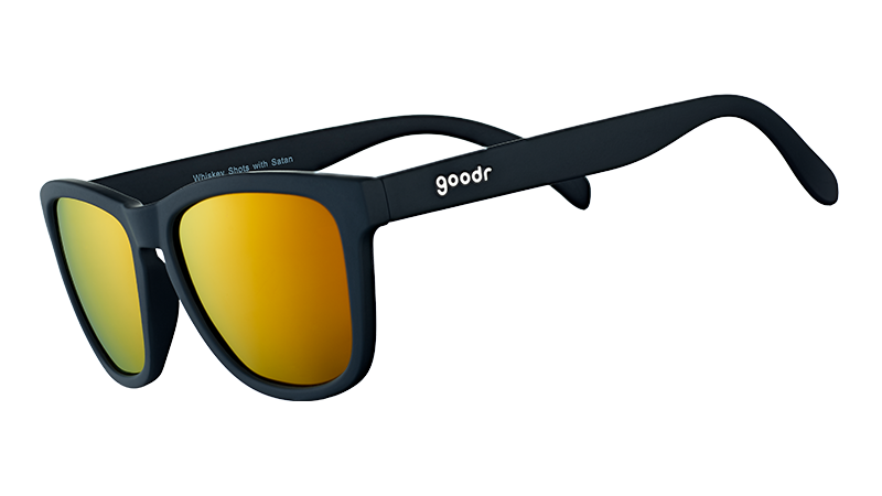 Vue de trois quarts d'angle de lunettes de soleil noires de forme carrée avec des verres ambrés réfléchissants.
