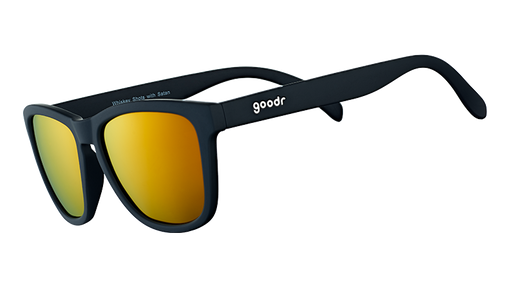 Vue de trois quarts d'angle de lunettes de soleil noires de forme carrée avec des verres ambrés réfléchissants.