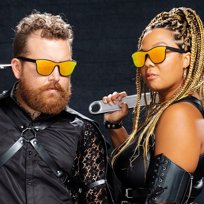 Lunettes de soleil de style futuriste noir avec verres ambrés | lunettes de soleil goodr