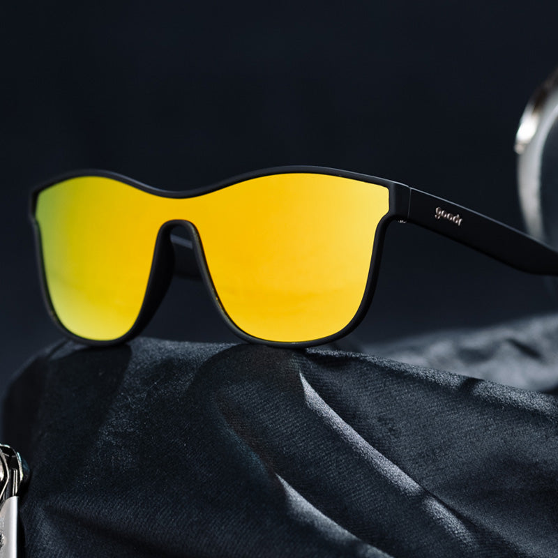 Lunettes de soleil de style futuriste noir avec verres ambrés | lunettes de soleil goodr