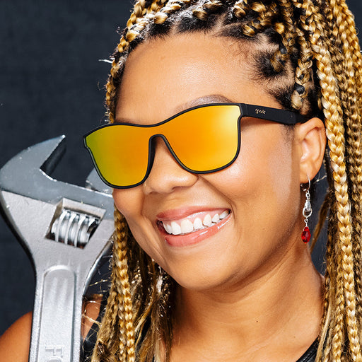 Lunettes de soleil de style futuriste noir avec verres ambrés | lunettes de soleil goodr